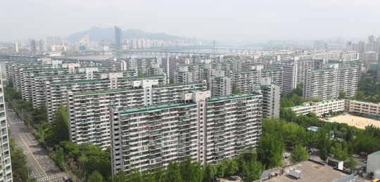 정부가 집값 안정 기조에 쐐기를 박기 위해 공급 대책을 내놨지만 실효성이 없는 당근책에 불과하다는 지적이 나온다. 사진은 서울 잠실 5단지 주공 아파트 단지 모습.  <연합뉴스>